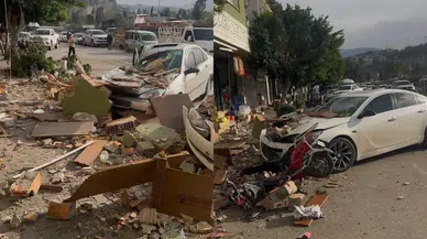 Hatay’da Fırtına Kabusu: Apartman Duvarı Araçların Üzerine Çöktü!